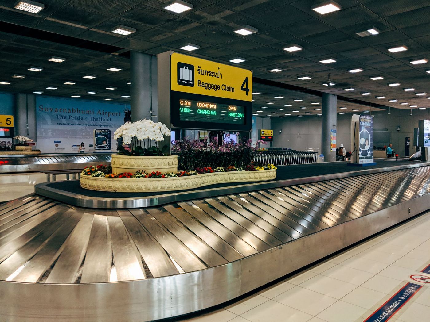 Malas na esteira de bagagem do aeroporto